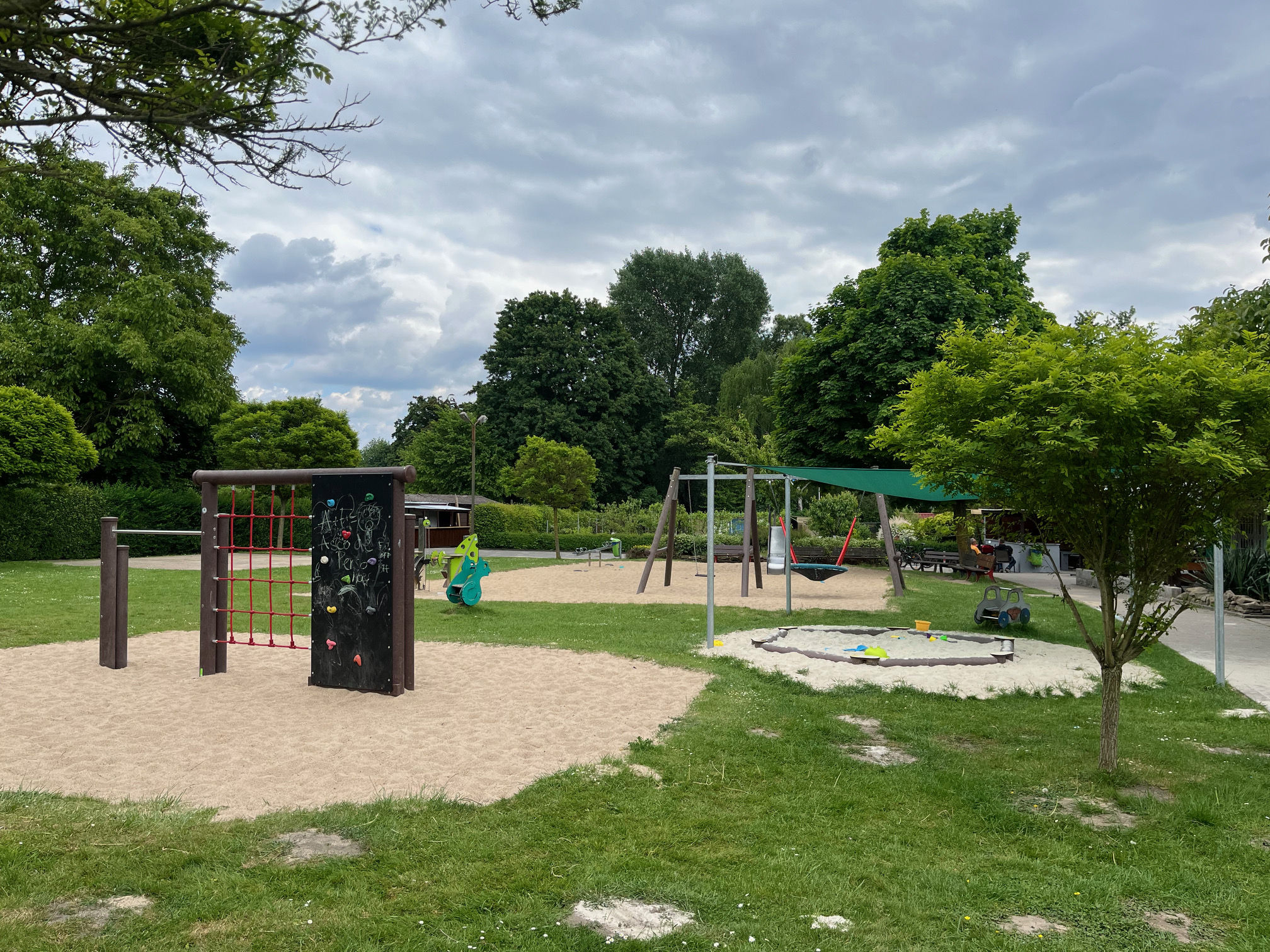 Finales Ergebnis der Modernisierung im Mai 2025. Der beliebte Spielplatz Am grünen Entenpoth bietet nun alles, was das Kinderherz begehrt.